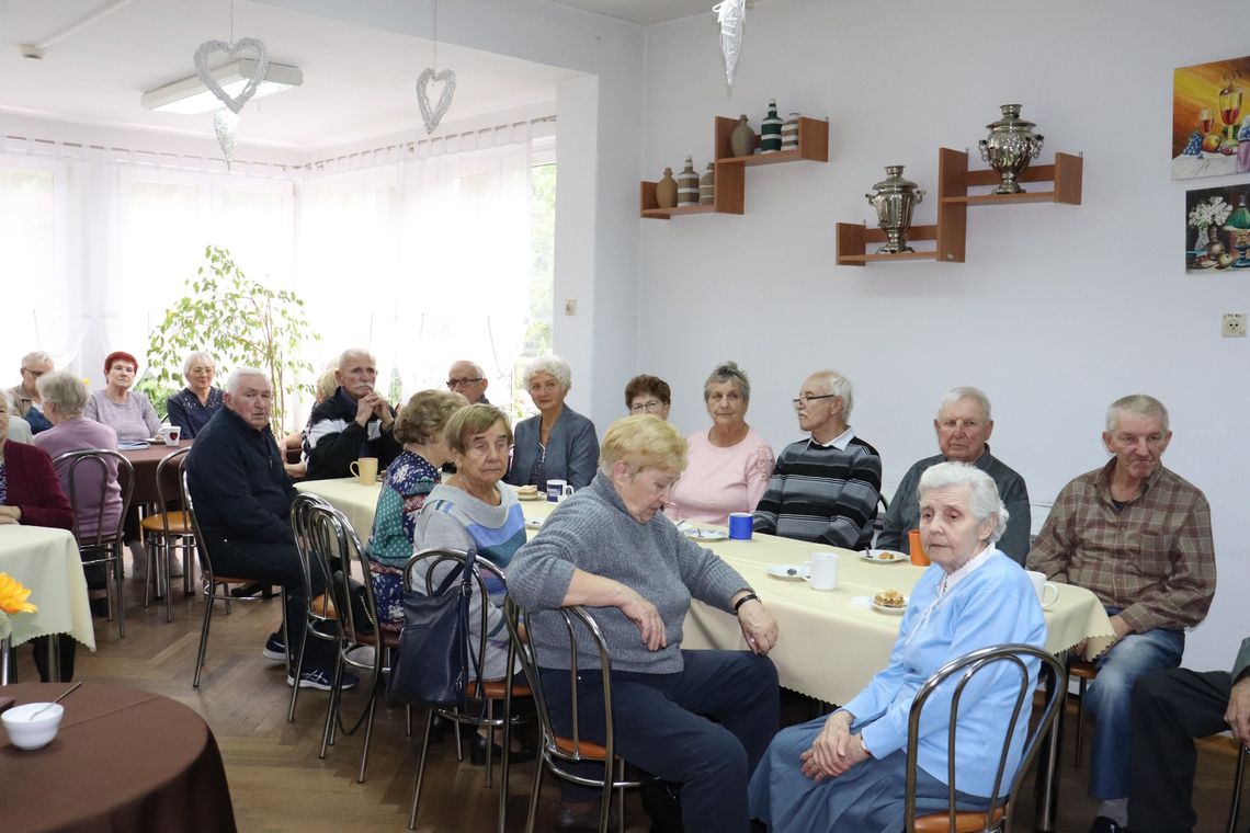 Sympatyczne odwiedziny podczas święta seniorów. ZDJĘCIA