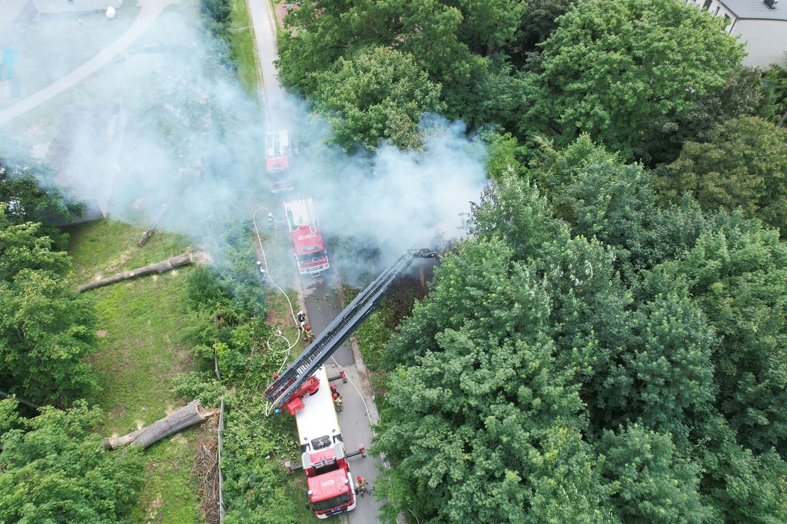 Sześć zastępów straży pożarnej gasiło pożar w Reńskiej Wsi. ZDJĘCIA