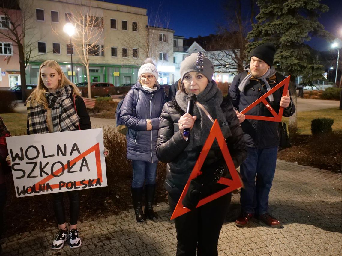 "Szkoła to ludzie" - Manifestacja na placu Wolności "Szkoła to ludzie" - Manifestacja na placu Wolności