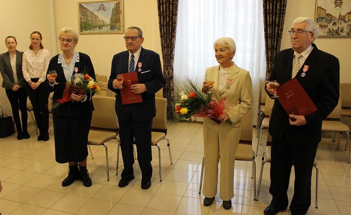 Szkolna miłość kwitnie przez dekady. To są związki na medal!