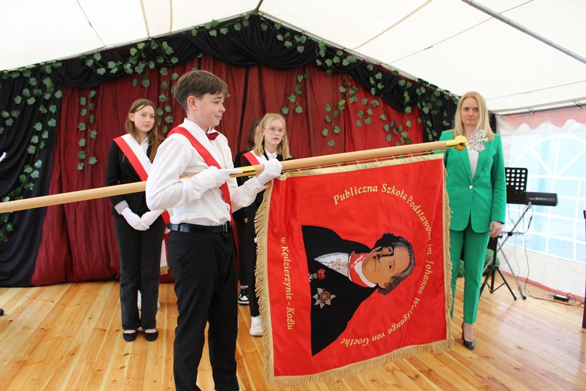 Sztandar w prezencie na 10-lecie szkoły w Koźlu Rogach. ZDJĘCIA