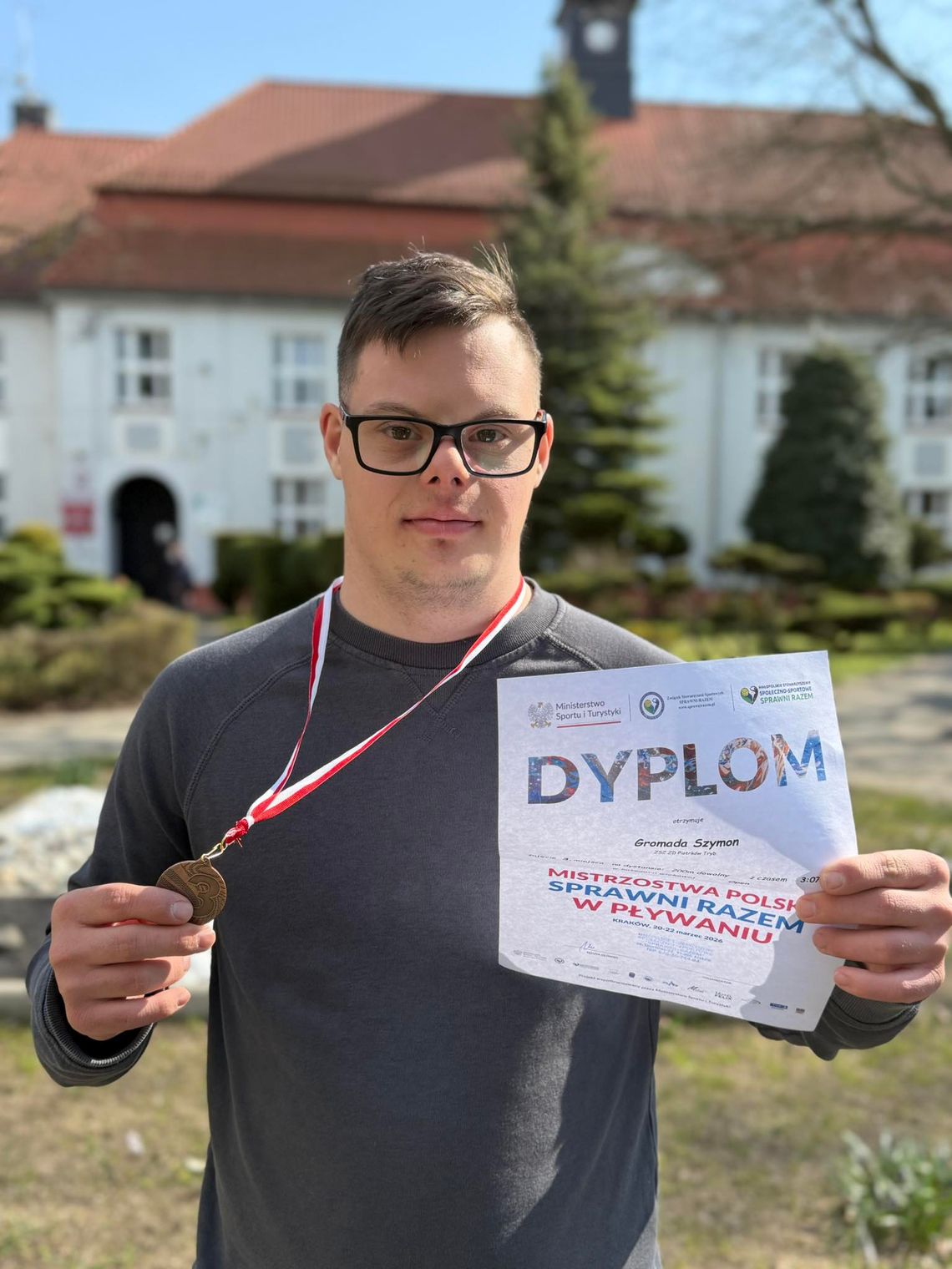 Szymon Gromada z medalem Mistrzostw Polski „Sprawni Razem” w pływaniu