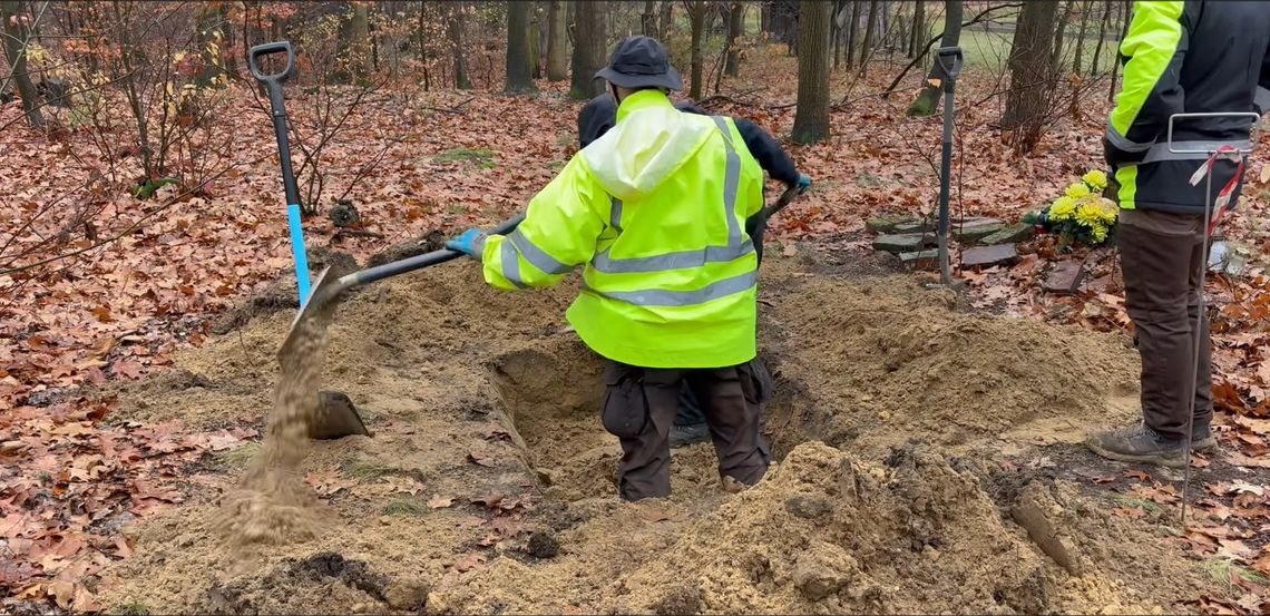 Tajemnicza ekshumacja grobu w Ortowicach. FILM Tajemnicza ekshumacja grobu w Ortowicach. FILM