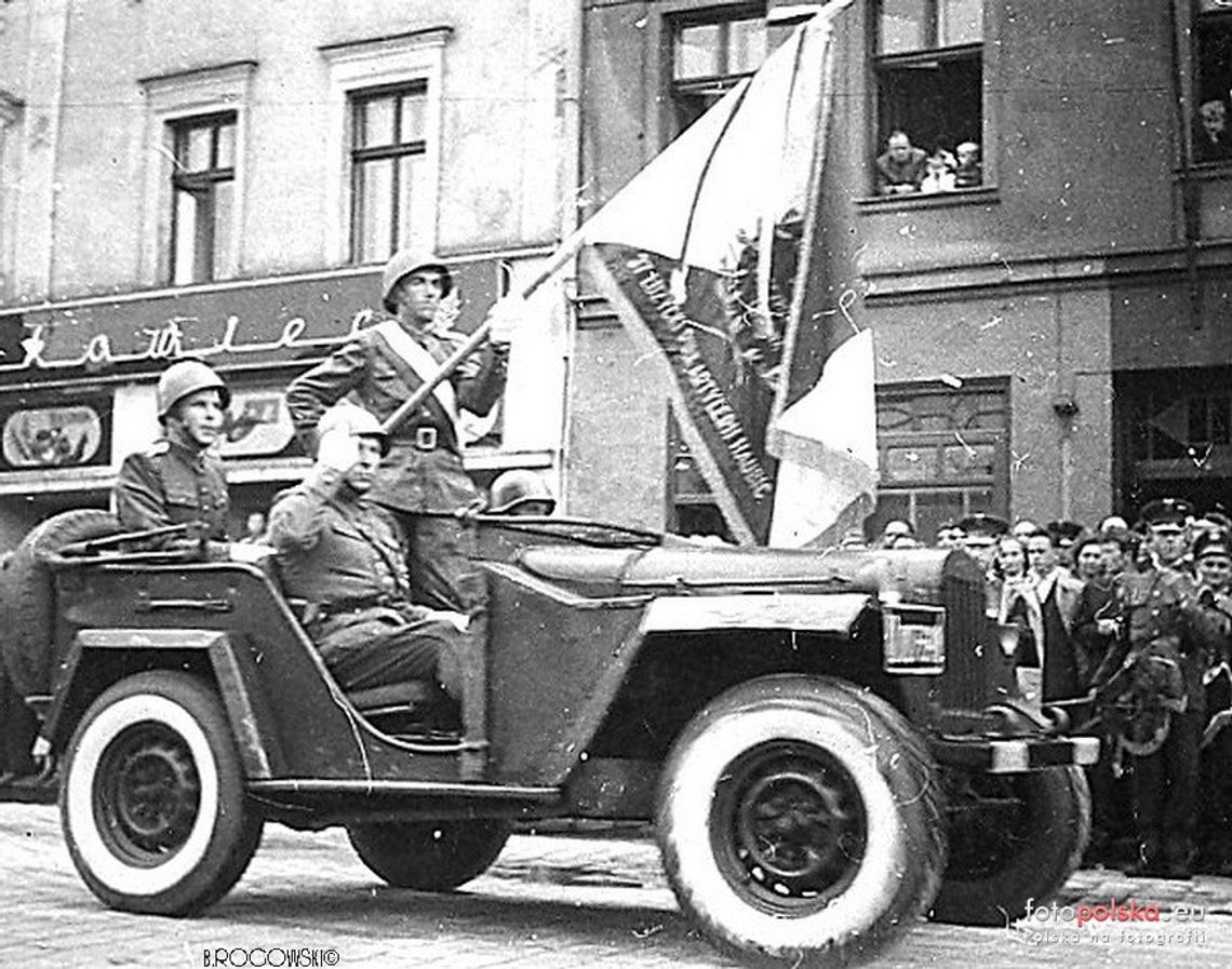 Tak Ludowe Wojsko Polskie defilowało niegdyś na kozielskim rynku. ZDJĘCIA