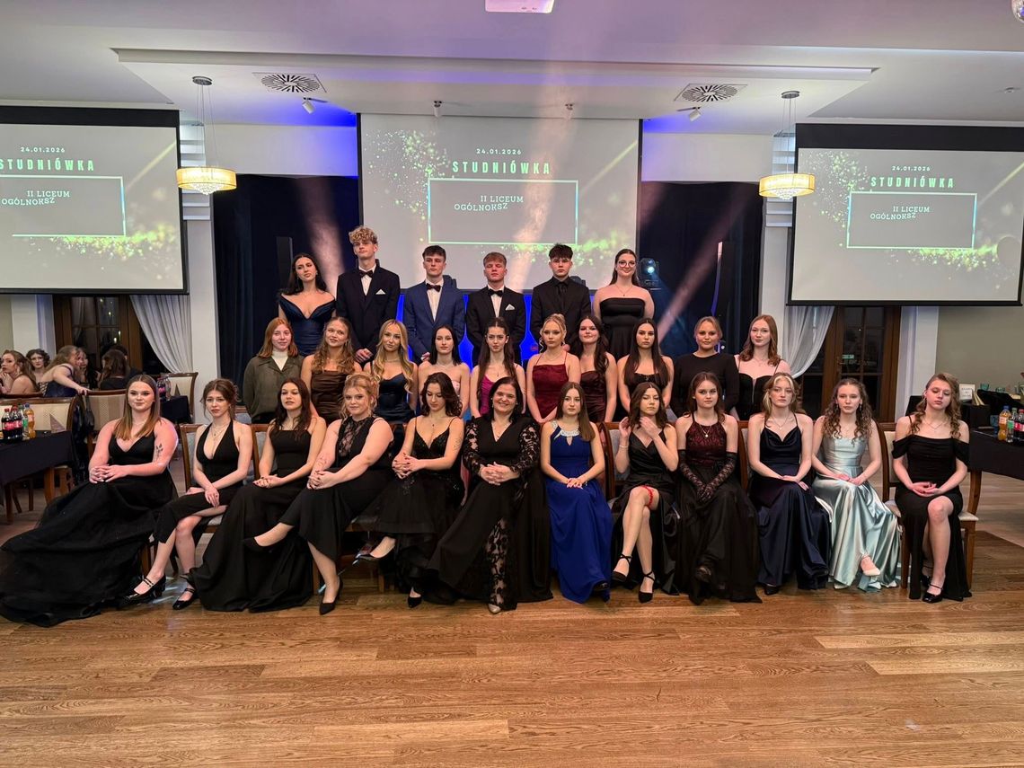 Tak prezentowali się maturzyści II Liceum Ogólnokształcącego podczas studniówki. ZDJĘCIA