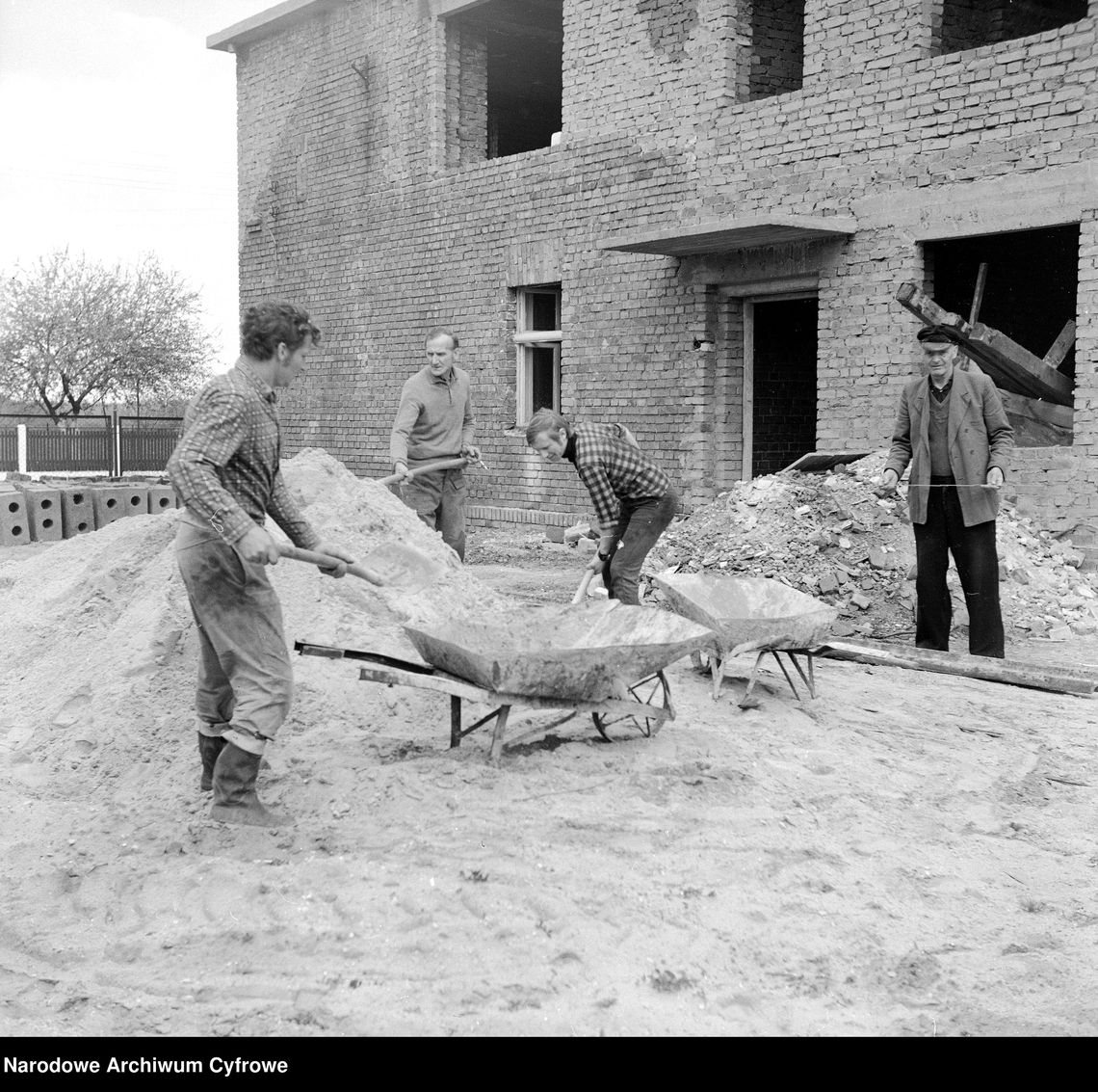 Tak przeszło pół wieku temu budowano w czynie społecznym przedszkole w Cisowej. ZDJĘCIA Tak przeszło pół wieku temu budowano w czynie społecznym przedszkole w Cisowej. ZDJĘCIA
