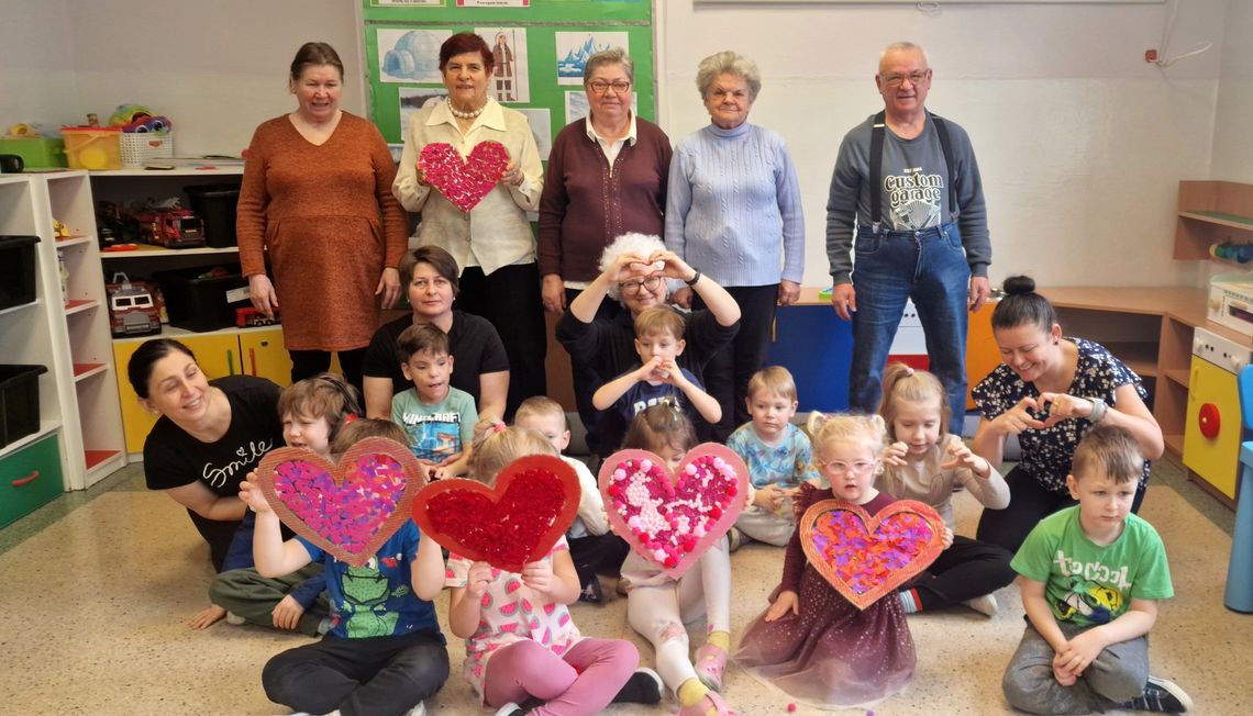 Tak seniorzy integrują się z przedszkolakami. ZDJĘCIA