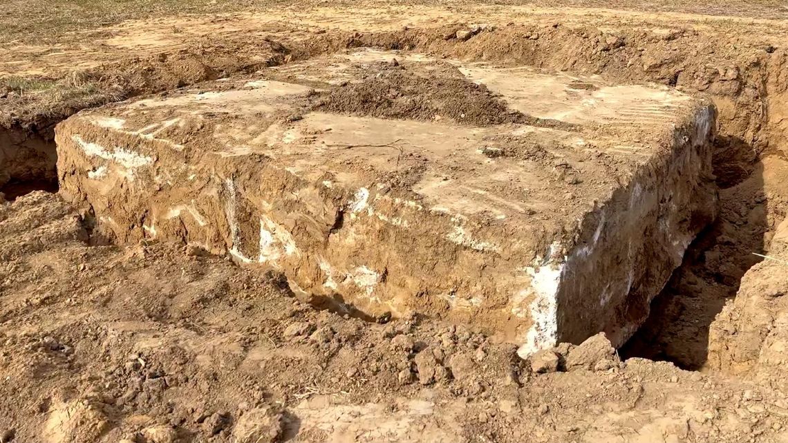 Tak wyglądają fundamenty stanowiska ogniowego niemieckiej artylerii w Brzeźcach. FILM
