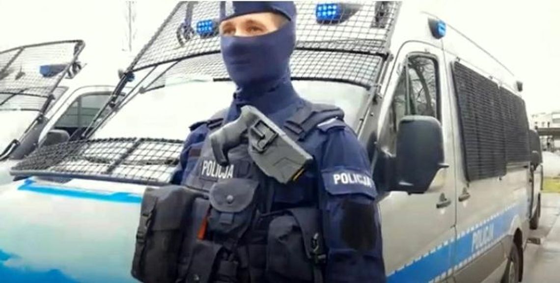 Tak wyposażeni są policjanci patrolujący ulice Kędzierzyna-Koźla. Opolska policja pokazuje sprzęt. FILM