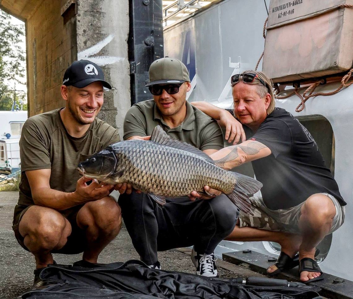 Taki połów na stoczni nie robi na nich wrażenia. Chłopaki z miasta na rybach. FILM