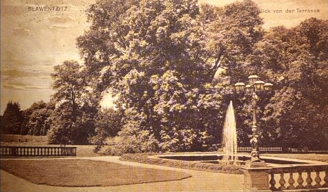 Taki widok rozpościerał się z tarasu pałacowego na basen z fontanną w Sławięcicach Taki widok rozpościerał się z tarasu pałacowego na basen z fontanną w Sławięcicach