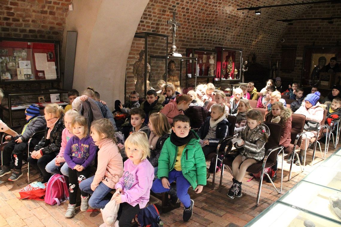 Teatrzyk kukiełkowy o legendzie kozielskiej w muzeum