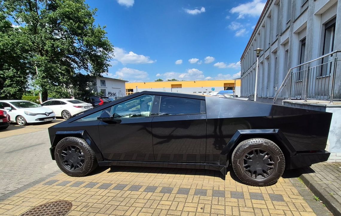Tesla Cybertruck na ulicach Kędzierzyna-Koźla. Przy tablicach napis: „NIE JESTEM z Ukrainy". ZDJĘCIA