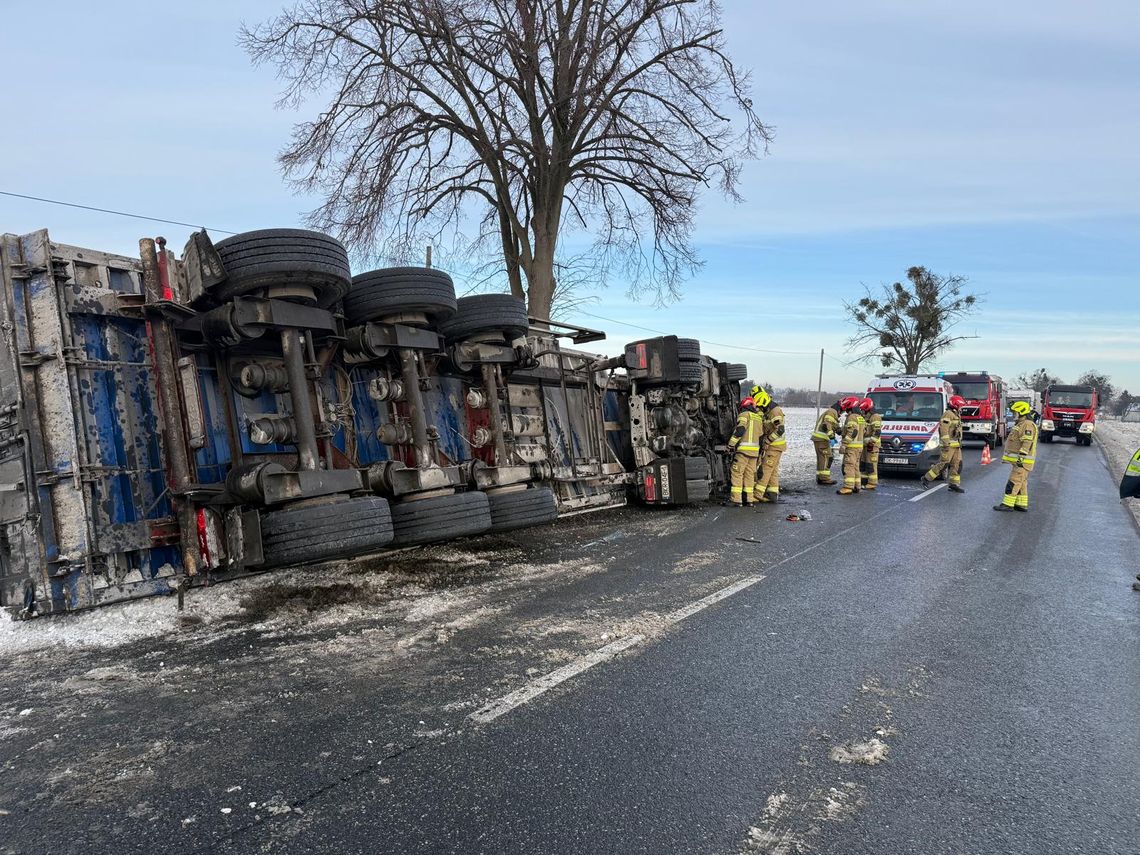 TIR wpadł do rowu! Droga z Większyc na Pokrzywnicę zablokowana
