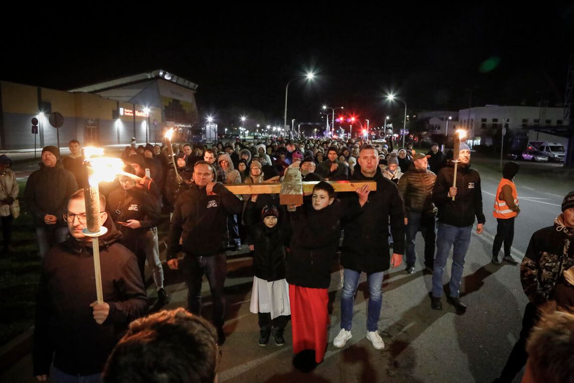 Tłumy mieszkańców przeszły ulicami miasta podczas Drogi Krzyżowej. ZDJĘCIA