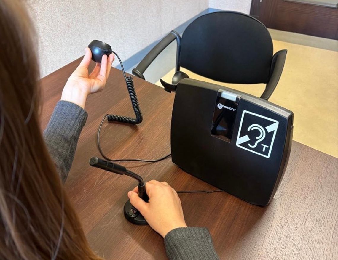 To urządzenie ułatwi komunikację. Lepiej usłyszysz urzędnika