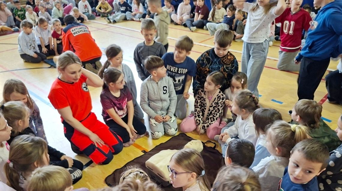 Trening, który ratuje. Uczniowie ćwiczyli pierwszą pomoc. ZDJĘCIA