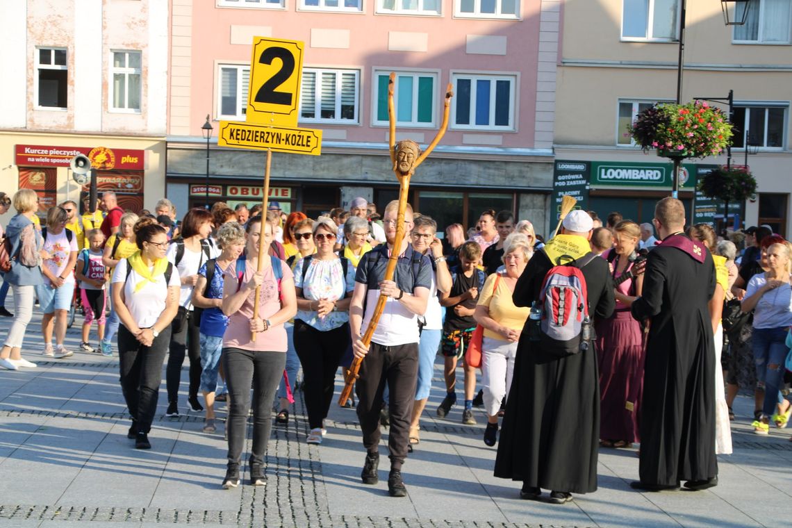 Trwa pielgrzymka na Górę św. Anny. Przystanek na kozielskim rynku