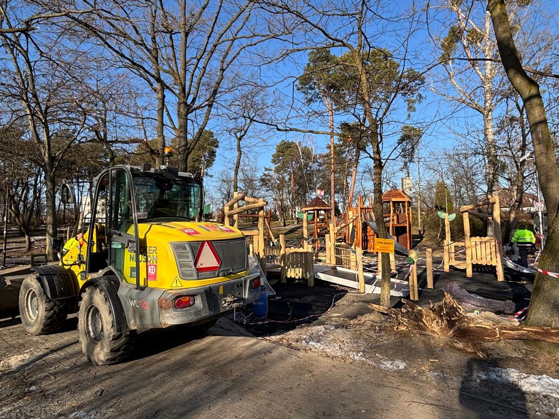 Trwa rozbudowa i remont plac zabaw w Parku Pojednania. ZDJĘCIA