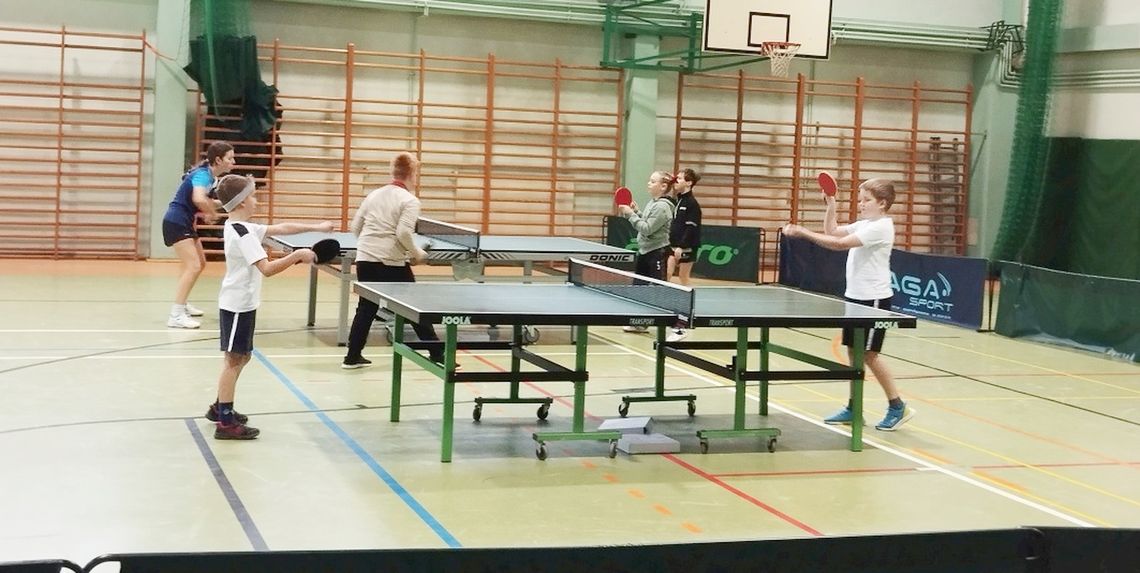 Turniej tenisa stołowego w Cisku przyciągnął młodych graczy. ZDJĘCIA
