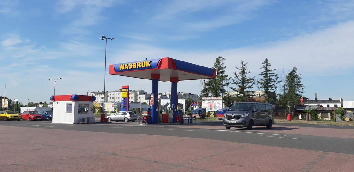 Tylko trzy stacje benzynowe oferują paliwo poniżej czterech złotych. Na pozostałych ceny są wyższe niż wynikało to z prognoz