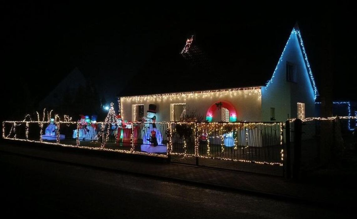 Tysiące światełek i dmuchańce na posesji w Starej Kuźni. WIDEO Tysiące światełek i dmuchańce na posesji w Starej Kuźni. WIDEO