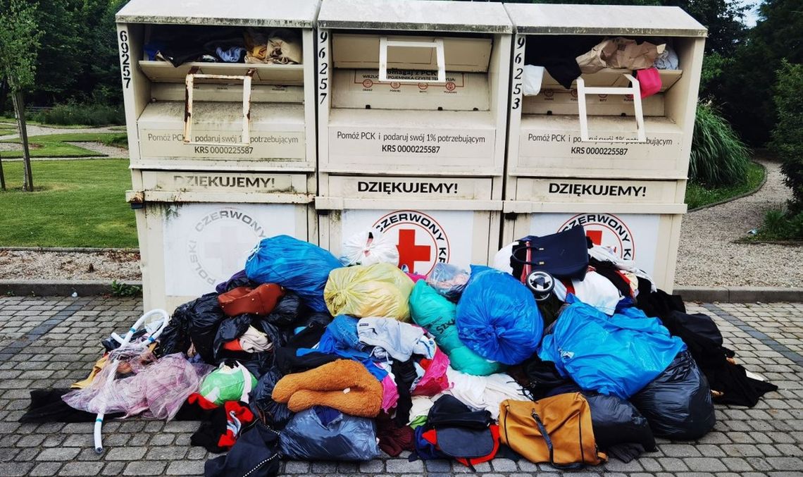 Ubrania do kontenera, nie na ziemię Ubrania do kontenera, nie na ziemię