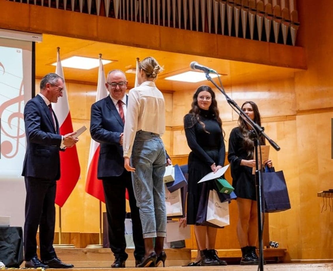 Uczennica I LO druga w Wojewódzkim Przeglądzie Pieśni Patriotycznej