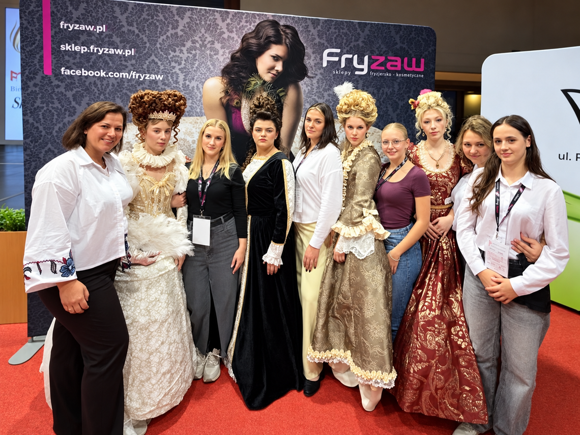 Wielki sukces! Uczennice kędzierzyńskiej Budowlanki na podium ogólnopolskiego konkursu fryzjerskiego Wielki sukces! Uczennice kędzierzyńskiej Budowlanki na podium ogólnopolskiego konkursu fryzjerskiego