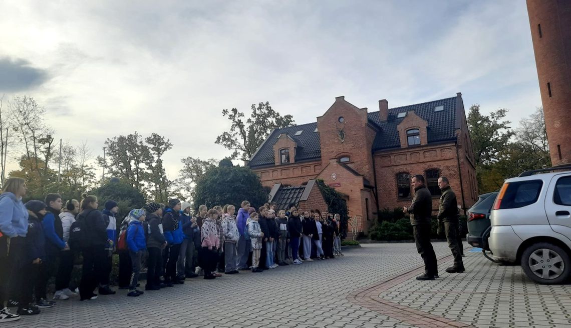 Uczniowie bliżej natury. Leśnicy zapraszają w swoje skromne progi. ZDJĘCIA