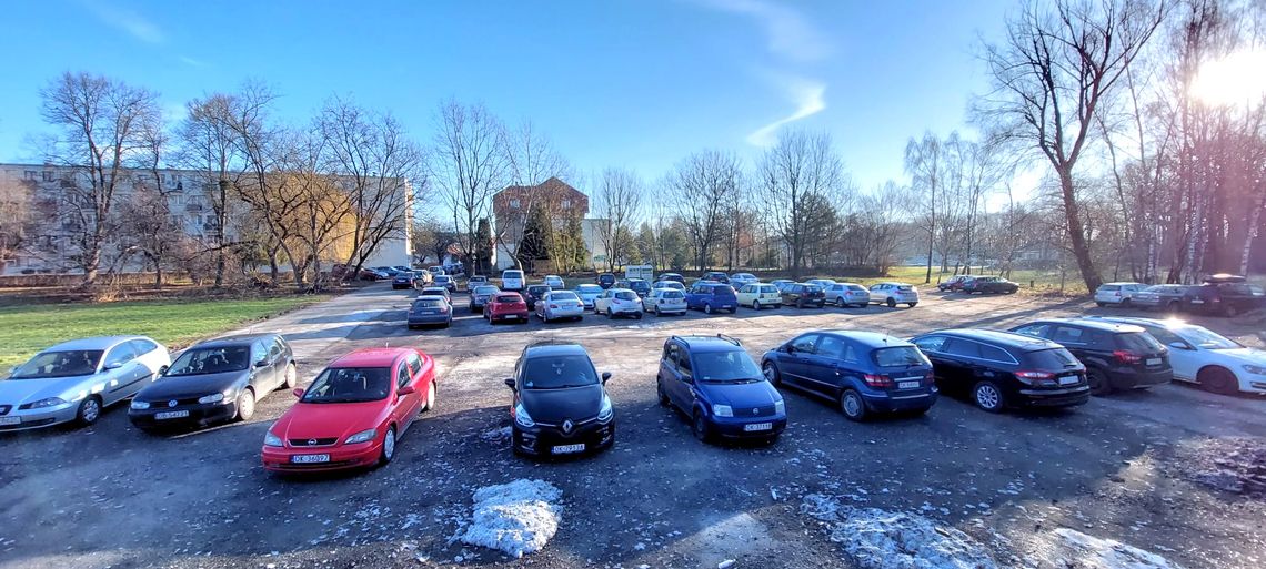 Uczniowie "Budowlanki" poprosili władze samorządowe o remont parkingu
