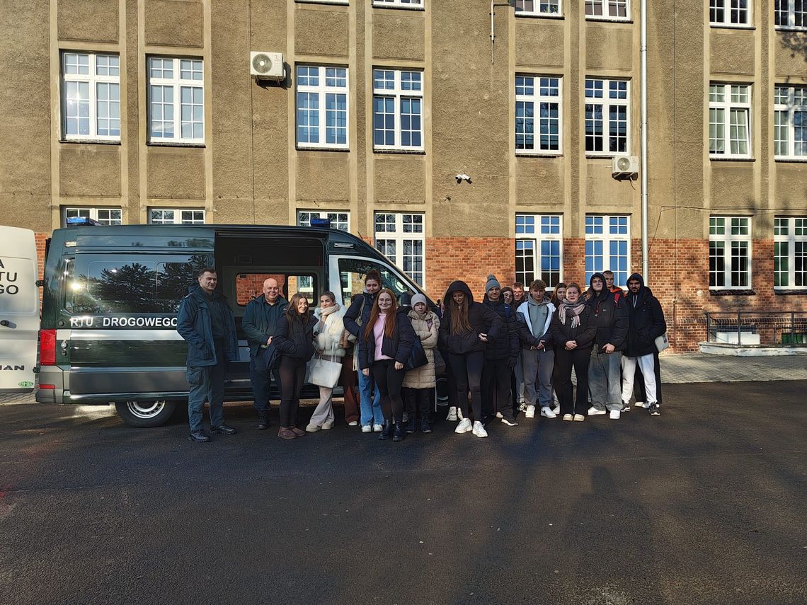 Uczniowie dmuchali w alkomat i rozmawiali o przewozach ponadnormatywnych