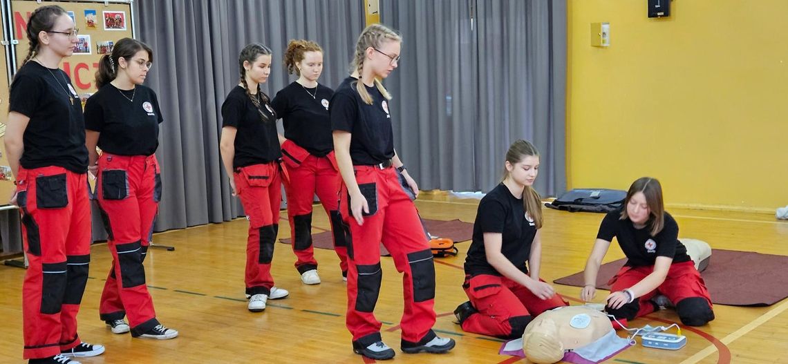 Uczniowie II Liceum Ogólnokształcącego uczyli się ratować życie. ZDJĘCIA