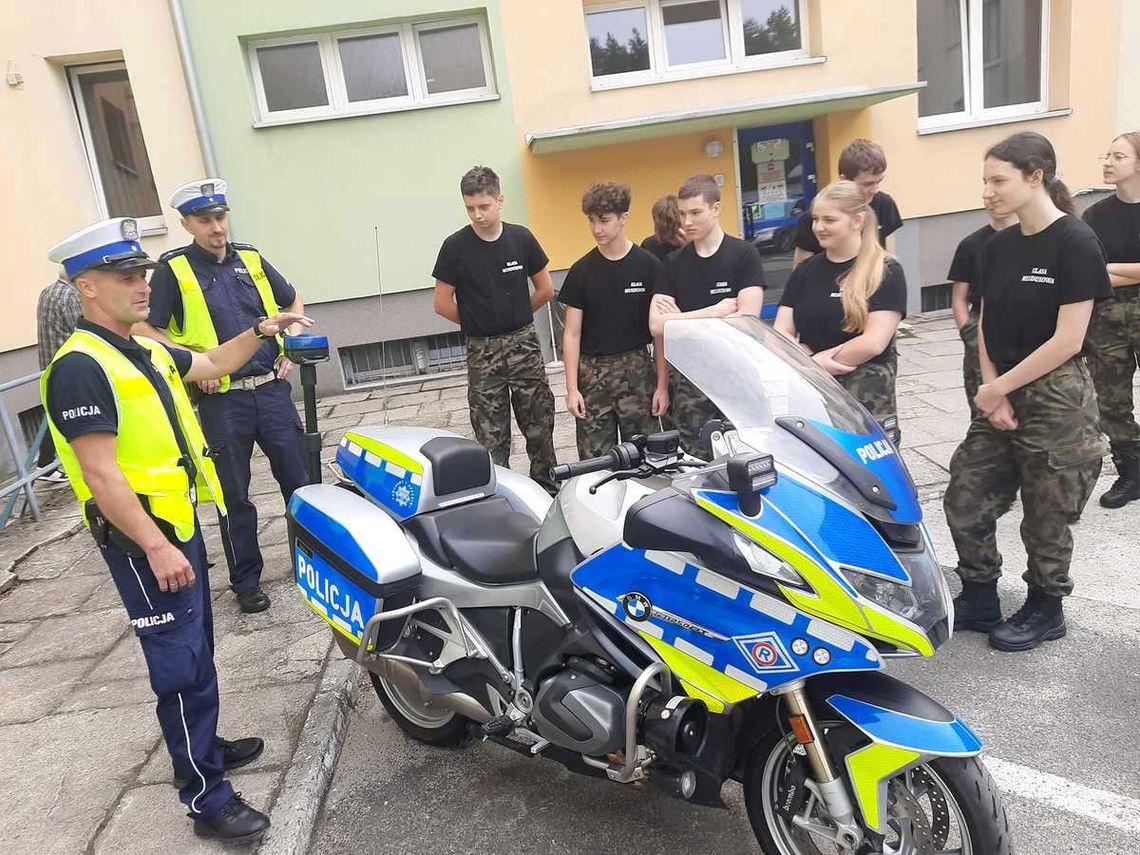 Uczniowie klas mundurowych ze Sławięcic odwiedzili kędzierzyńsko-kozielską komendę policji