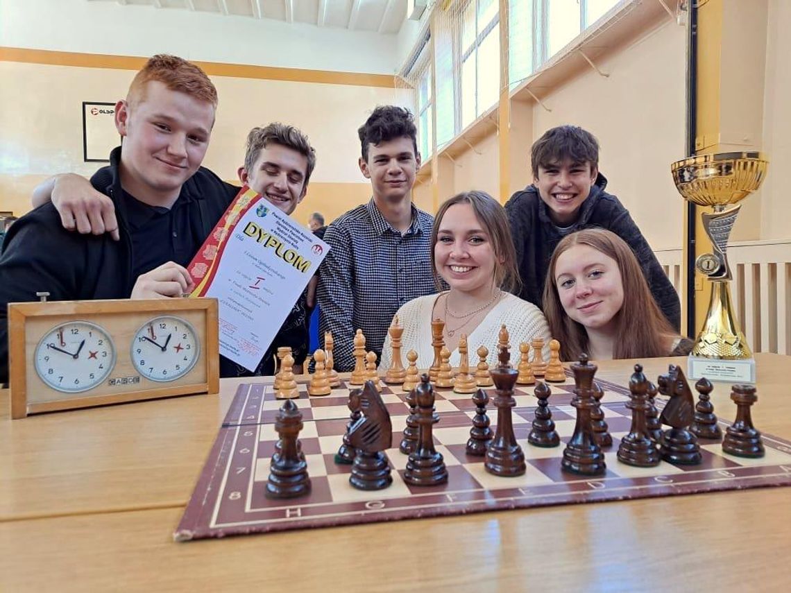 Uczniowie kozielskiego ogólniaka zostali mistrzami powiatu w szachach
