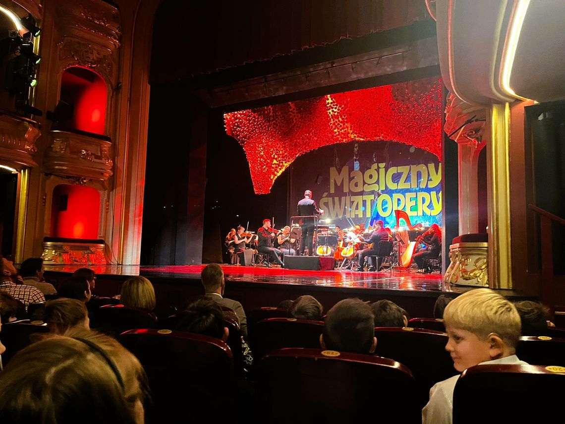 Uczniowie z PSP nr 12 poznali magiczny świat Opery Śląskiej. ZDJĘCIA