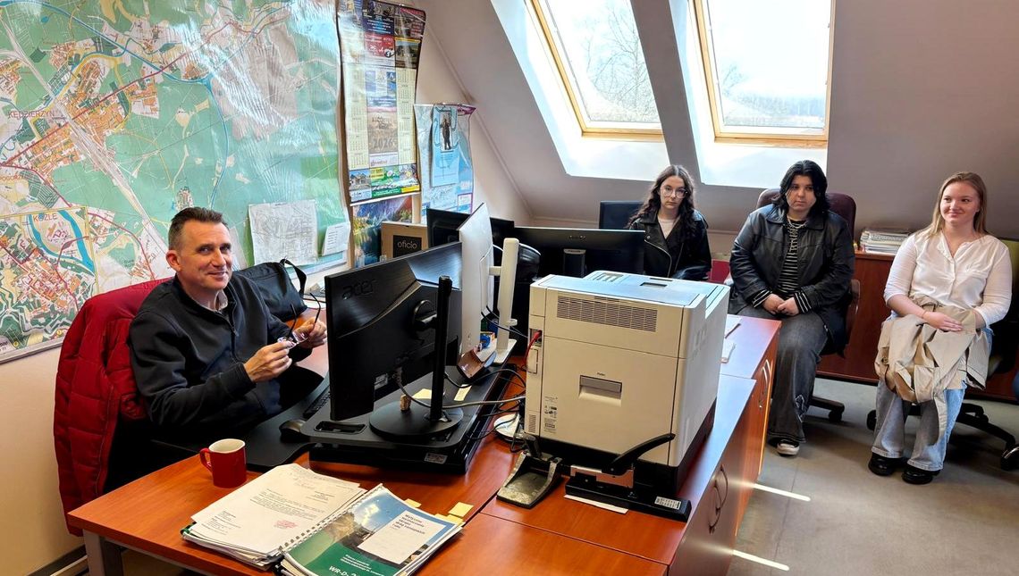 Uczniowie zajrzeli za kulisy pracy magistratu