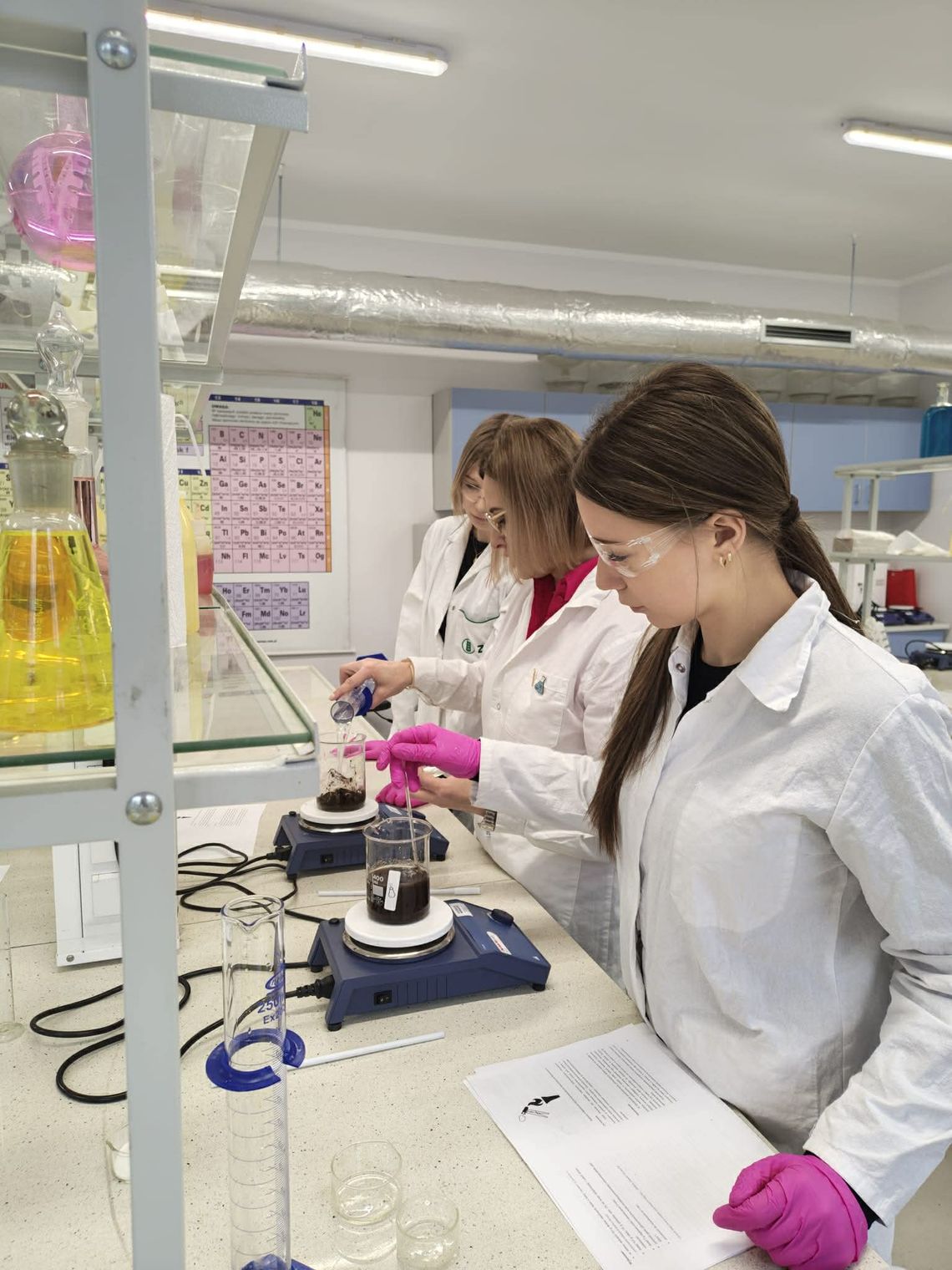 Uczniowie ze Sławięcic pracowali nad ekologiczną skórą z fusów kawy i ziemniaków