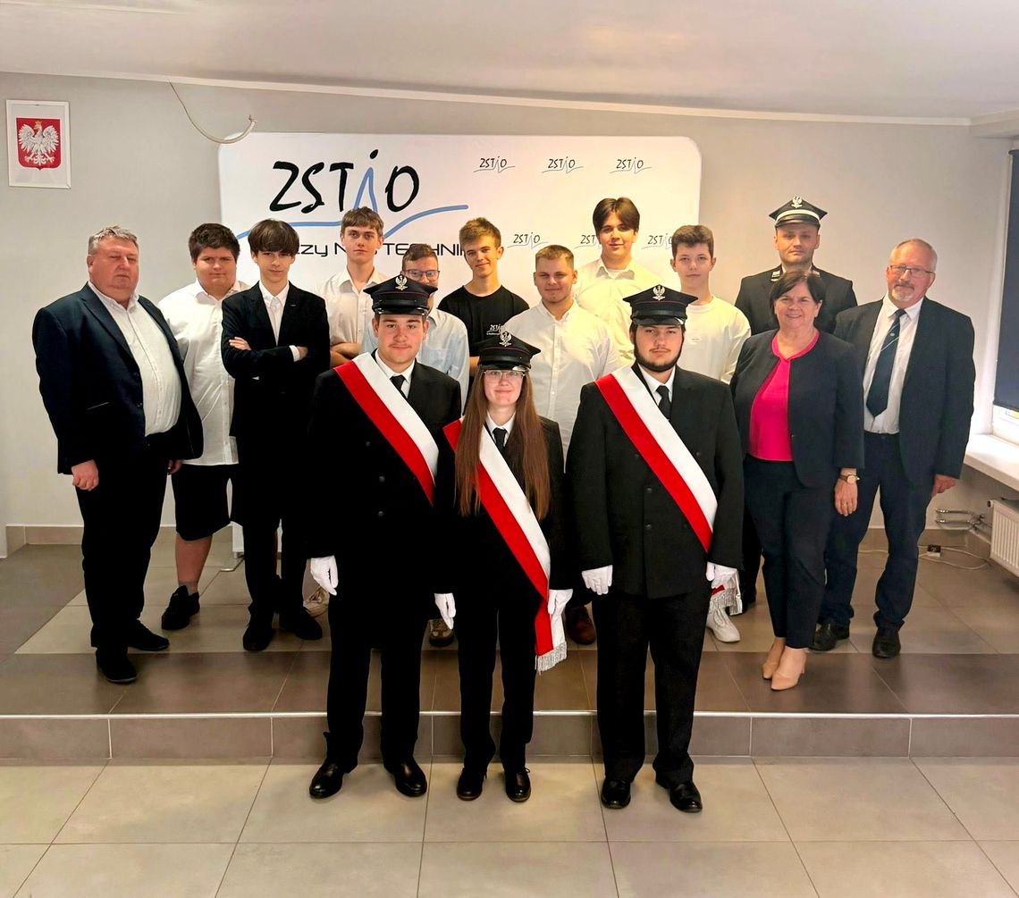 Uczniowie ZSTiO w kolejarskich mundurach. Prezent z PKP PLK w Tarnowskich Górach
