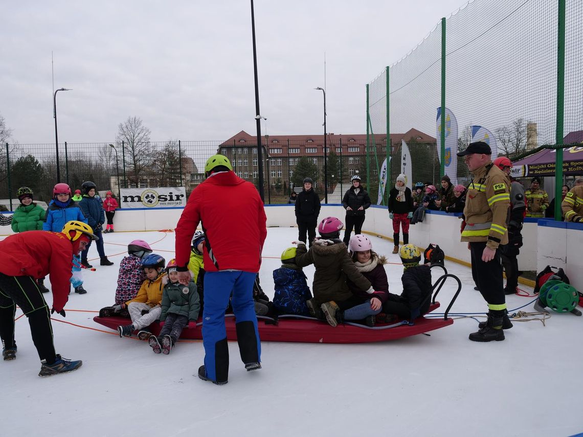 Uczyli się poruszać na lodzie i ćwiczyli udzielania pierwszej pomocy Uczyli się poruszać na lodzie i ćwiczyli udzielania pierwszej pomocy