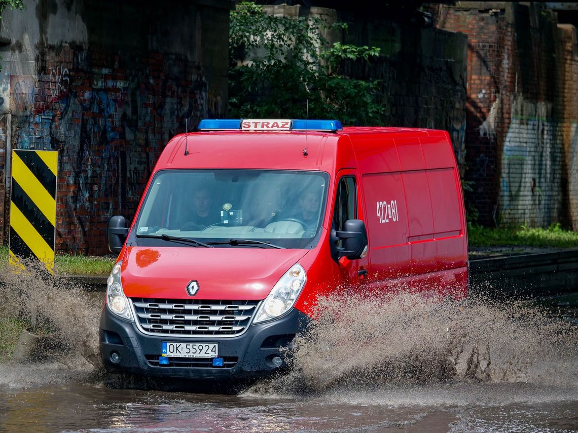 Ulewa w powiecie kędzierzyńsko-kozielskim. Strażacy walczą z żywiołem Ulewa w powiecie kędzierzyńsko-kozielskim. Strażacy walczą z żywiołem