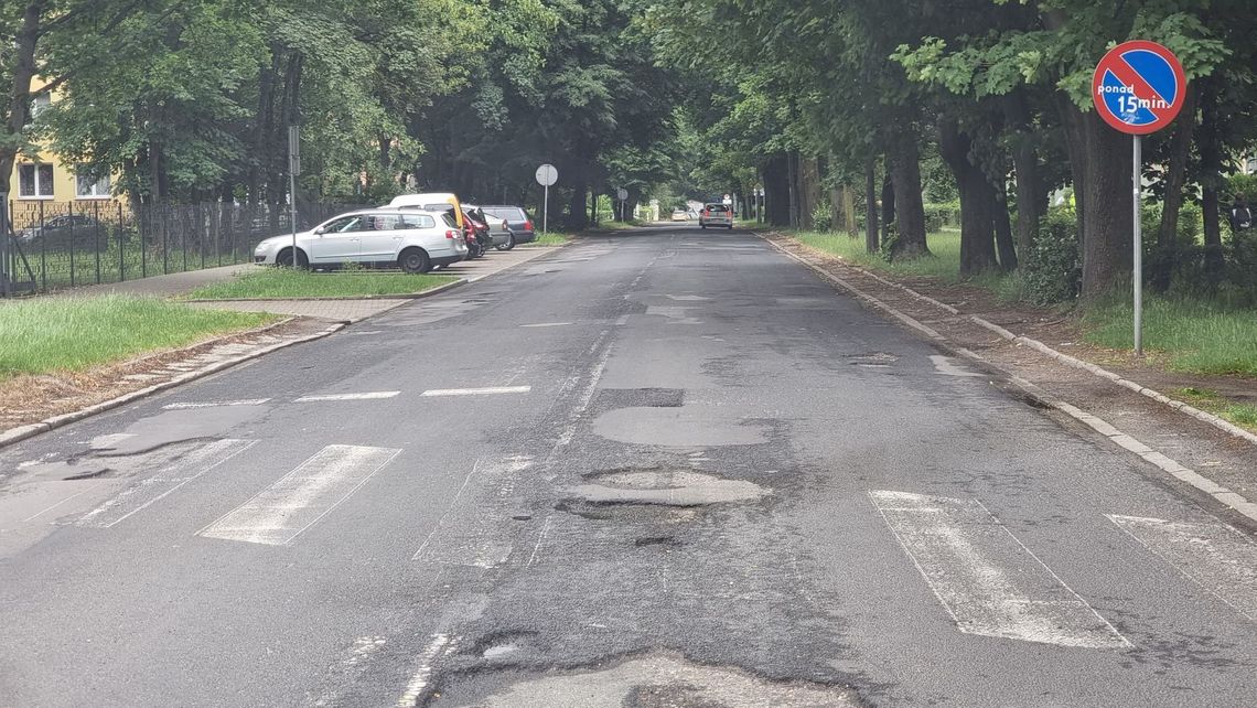 Ulica 1 Maja wymaga pilnego remontu. Starostwo ogłosiło przetarg