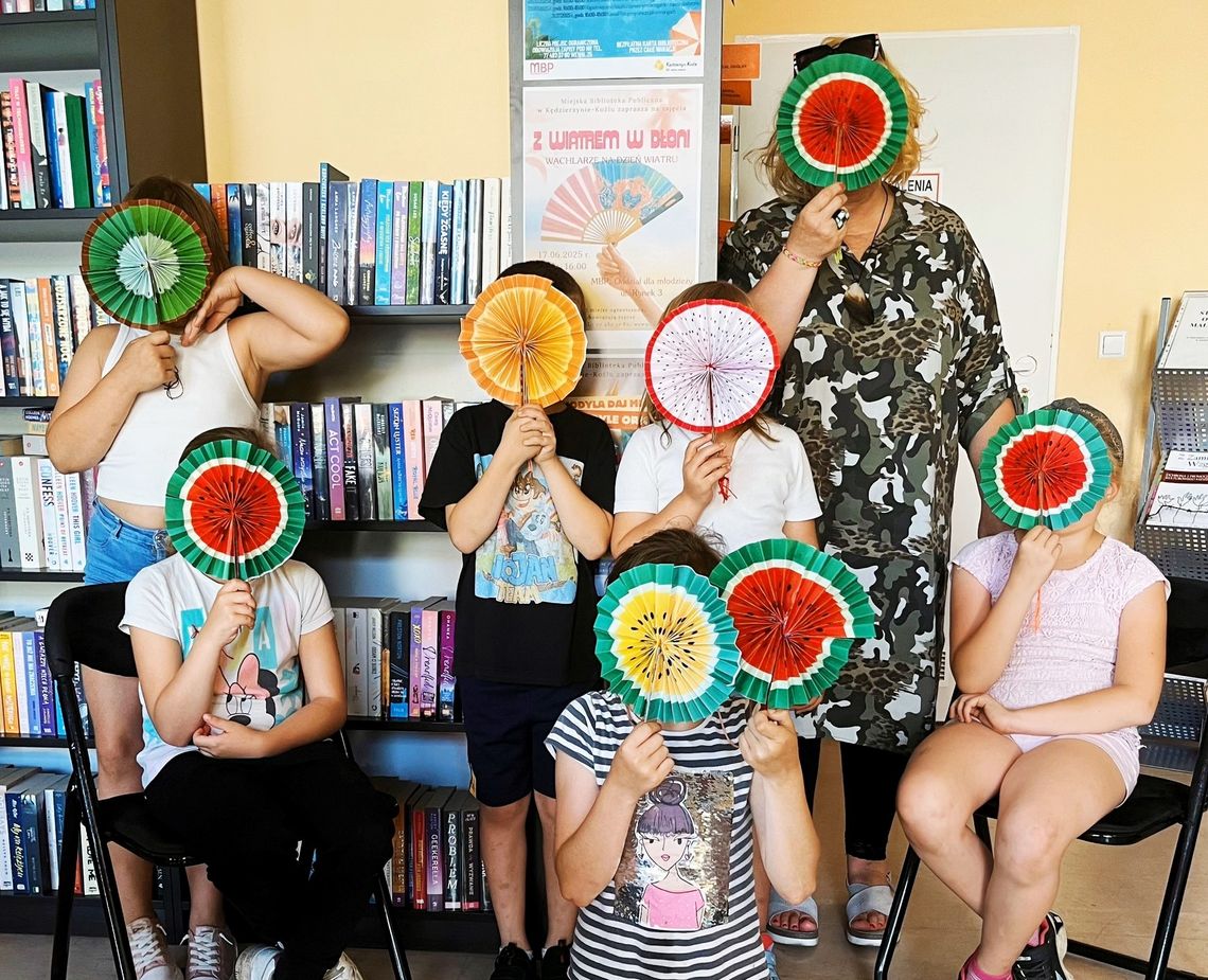 Upały im niestraszne. Dzieci wykonały owocowe wachlarze na słoneczne dni Upały im niestraszne. Dzieci wykonały owocowe wachlarze na słoneczne dni