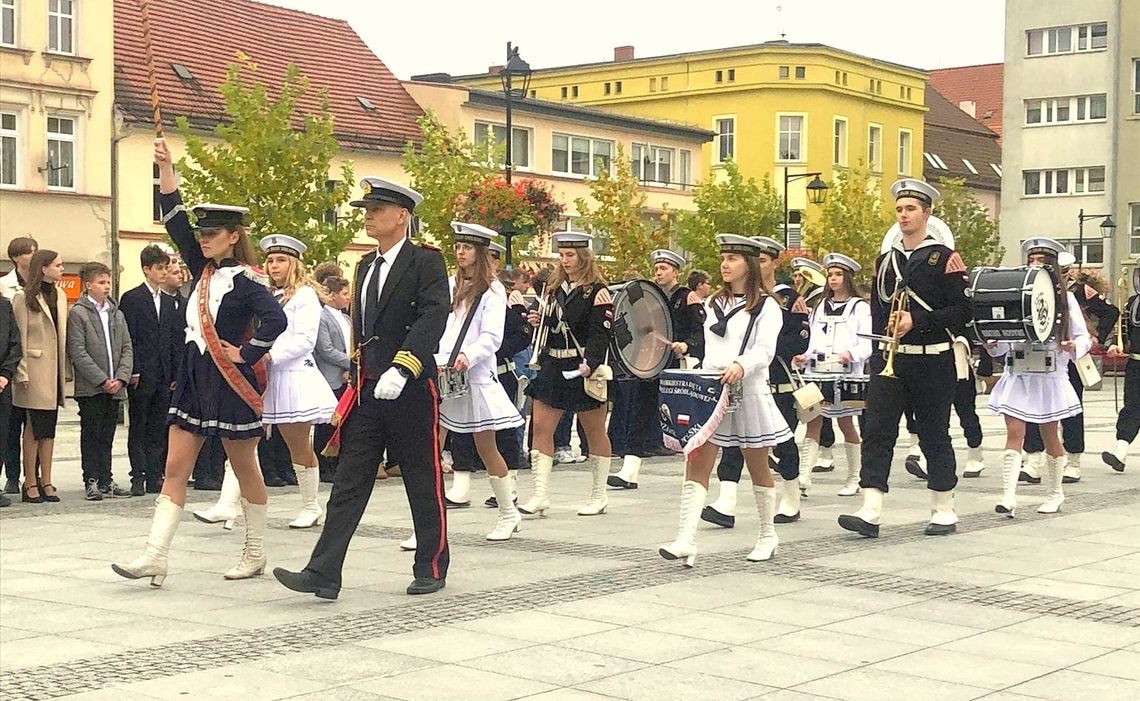 Uroczyste ślubowanie pierwszoklasistów "Żeglugi" na kozielskim rynku