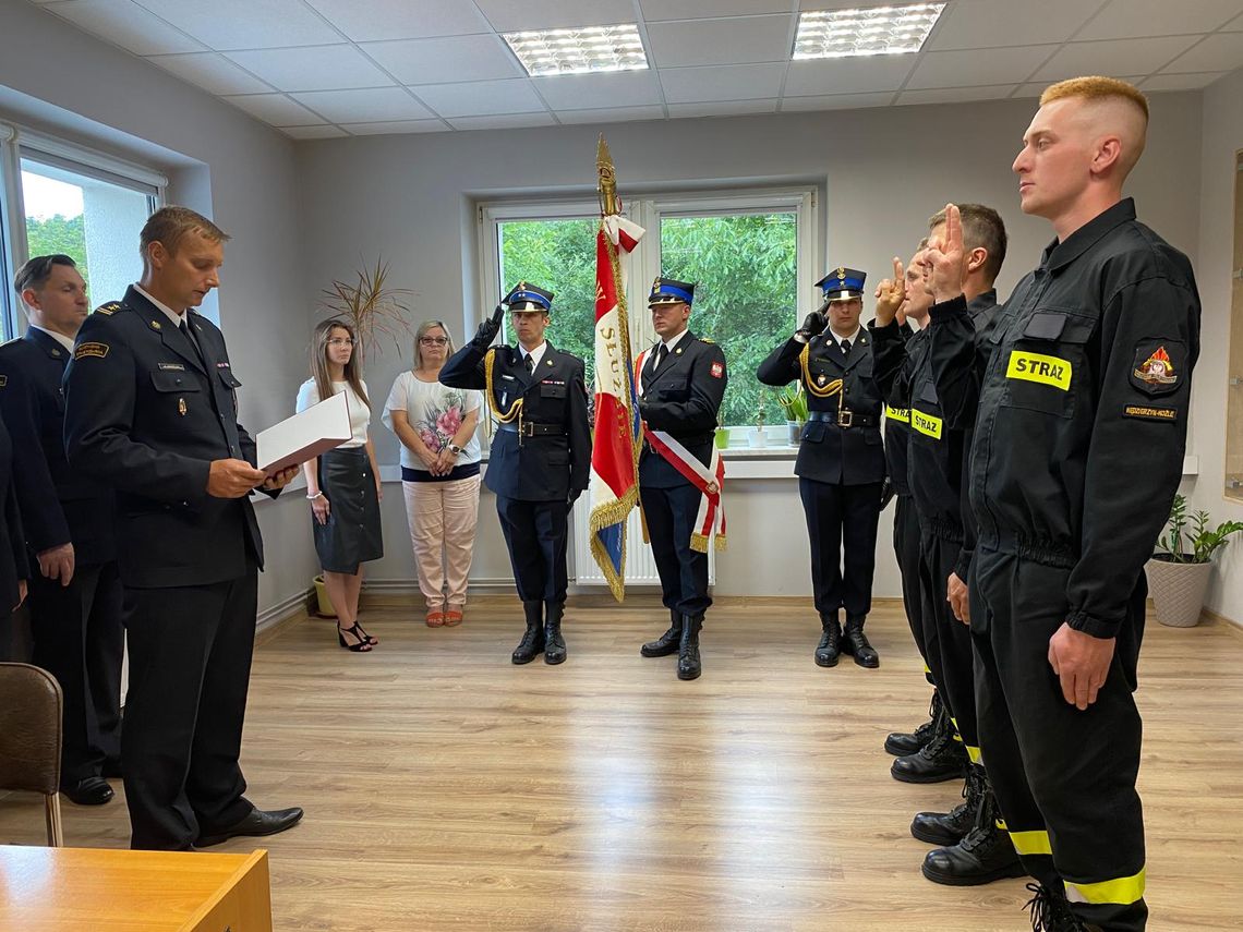 Uroczyste ślubowanie trzech nowych funkcjonariuszy PSP w Kędzierzynie-Koźlu. ZDJĘCIA Uroczyste ślubowanie trzech nowych funkcjonariuszy PSP w Kędzierzynie-Koźlu. ZDJĘCIA