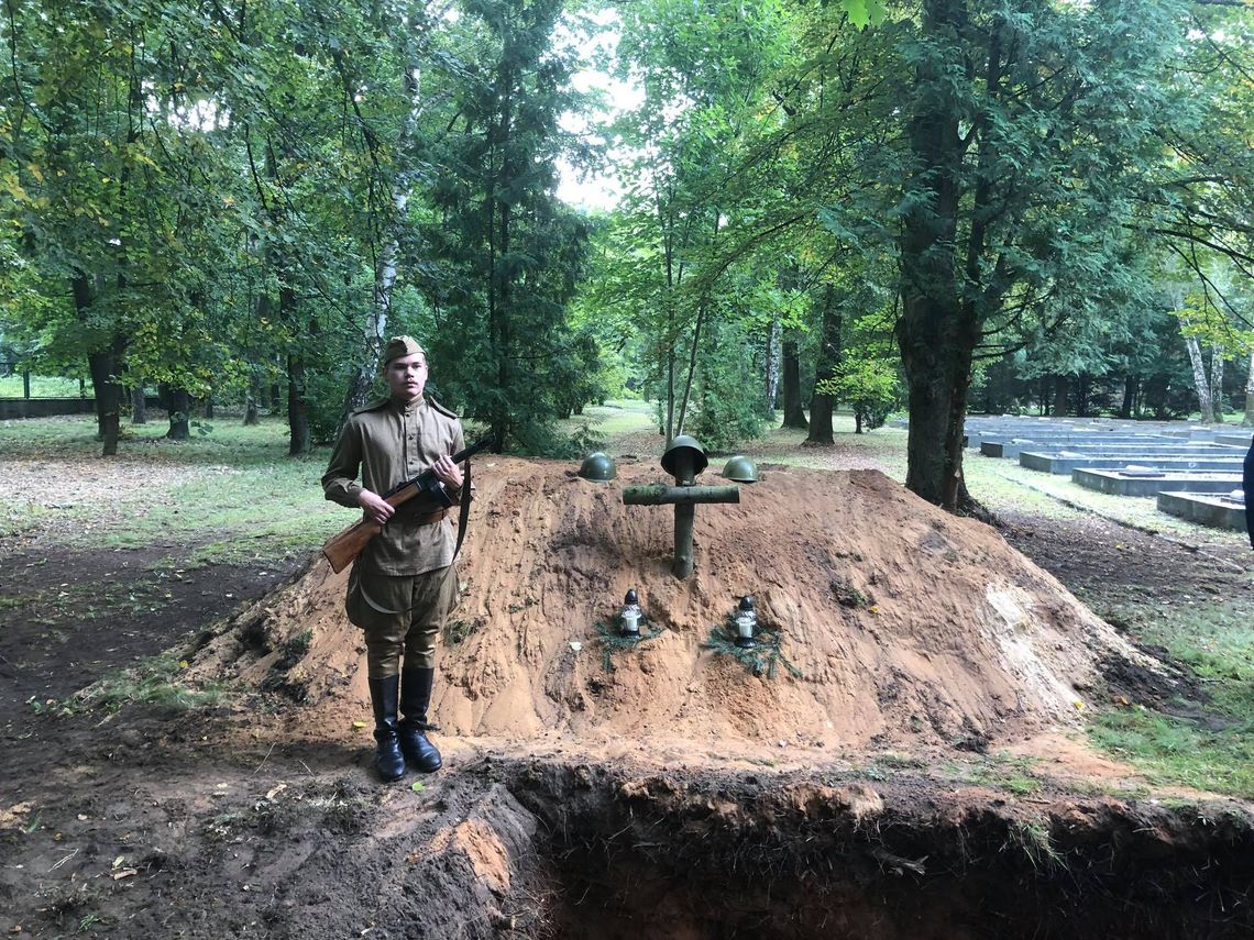 Uroczystości na cmentarzu wojennym Armii Radzieckiej w Kędzierzynie-Koźlu. Pochówek 48 żołnierzy. ZDJĘCIA i FILM