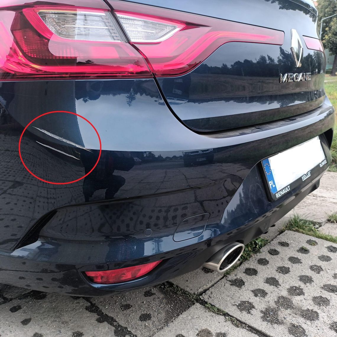 Uszkodził samochód stojący na parkingu i uciekł. Czytelnik prosi o pomoc