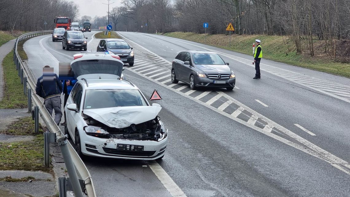 Utrudnienia na obwodnicy po kolizji dwóch pojazdów
