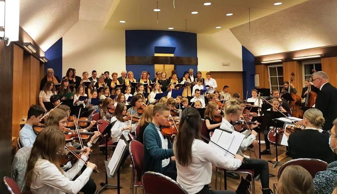 Utwory Beethovena, Bizeta, The Beatles oraz przeboje muzyki filmowej Morricone, Kerna, Hermana w kędzierzyńskiej szkole muzycznej