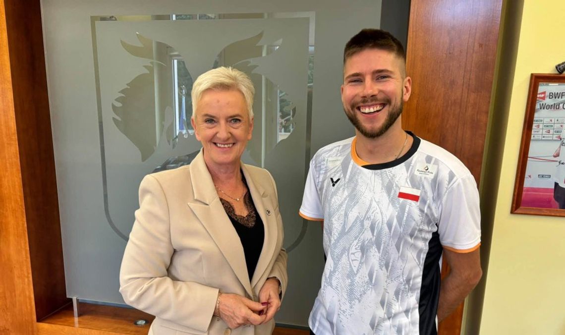 Utytułowany parabadmintonista Bartłomiej Mróz spotkał się z prezydent Sabiną Nowosielską Utytułowany parabadmintonista Bartłomiej Mróz spotkał się z prezydent Sabiną Nowosielską
